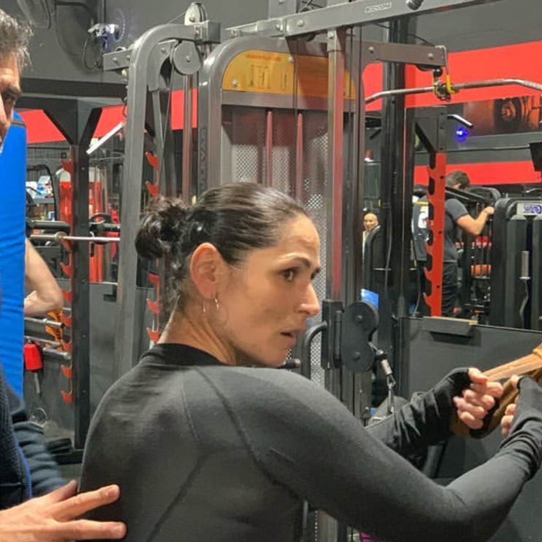 Rosa López pasa el puente poniéndose en forma en el gimnasio