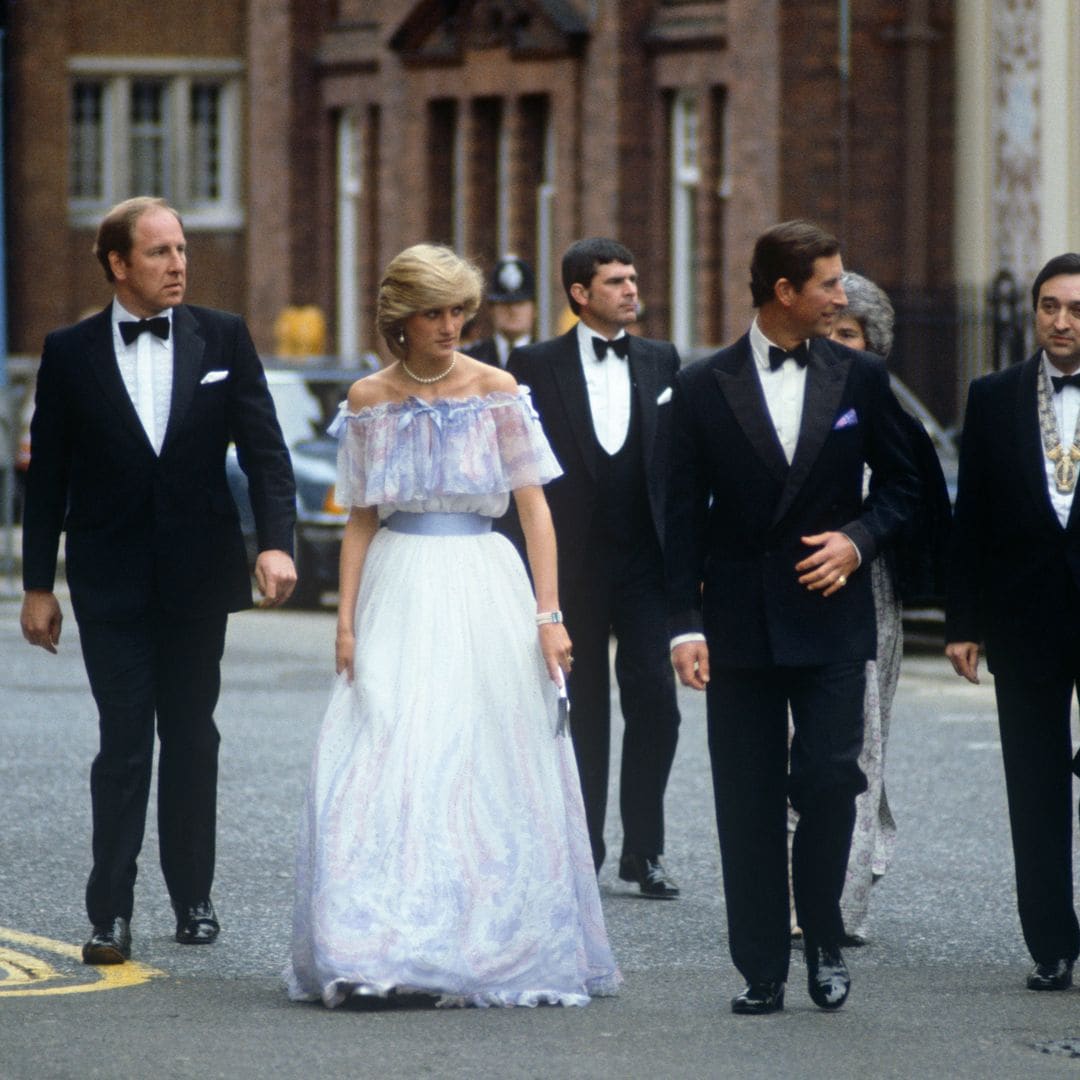 Lady Di acudiendo a una exhibición en el Victoria and Albert Museum con un diseño de Bellville Sassoon.