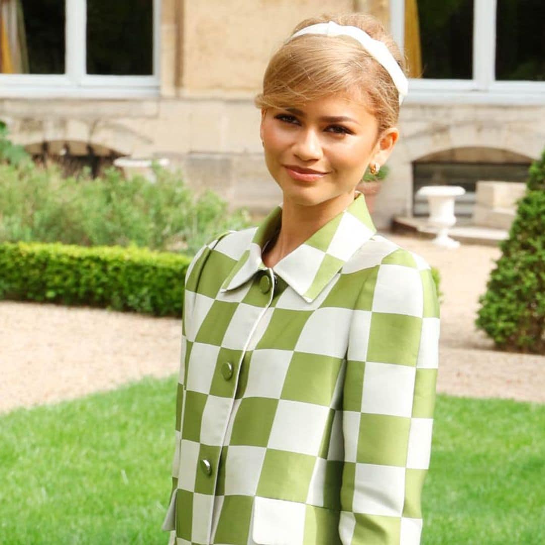 Zendaya deslumbra con un abrigo 'vintage' de estampado damero en el estreno parisino de 'Rivales'