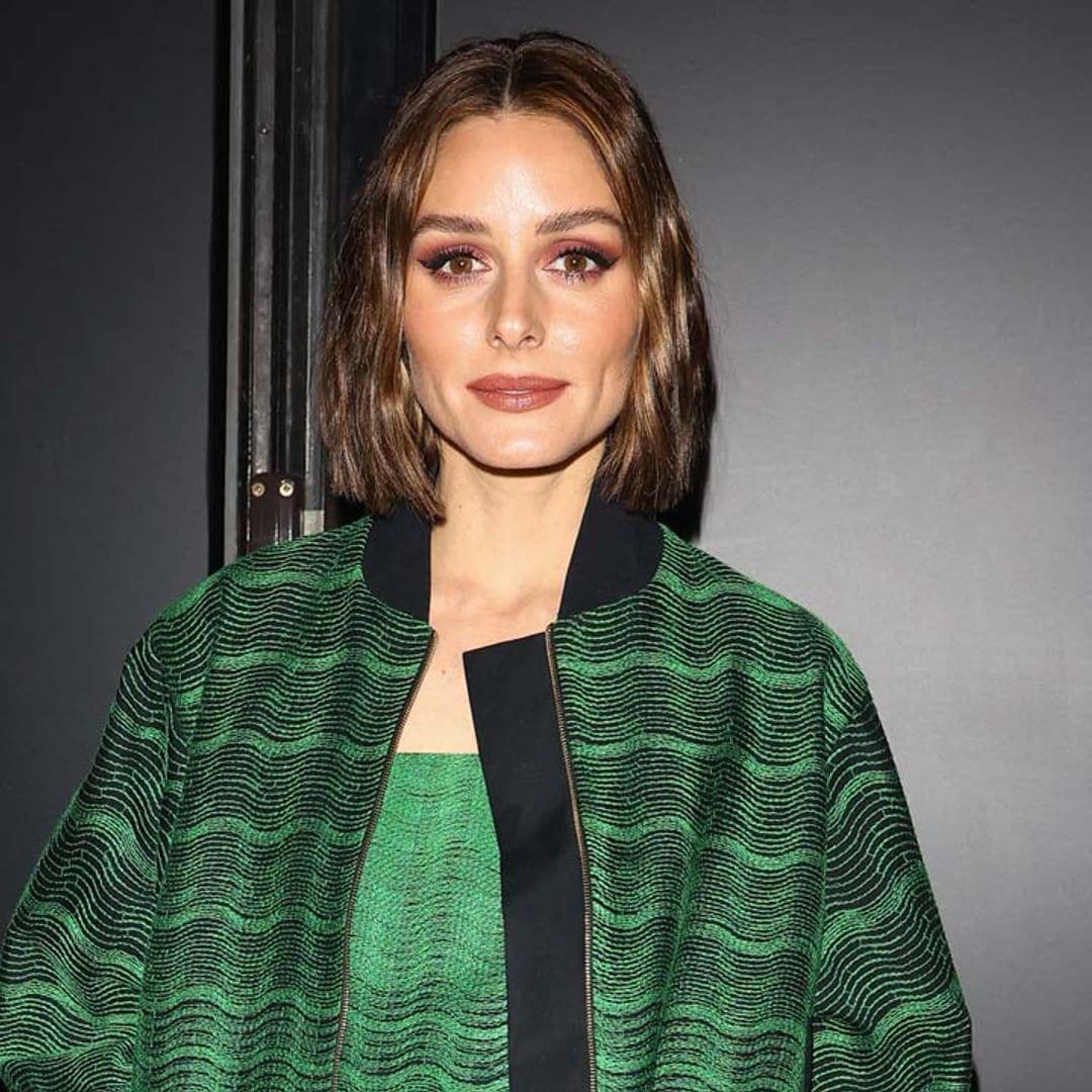 El original look de invitada de Olivia Palermo en París: cazadora ‘bomber’ con maxifalda y botas de vinilo