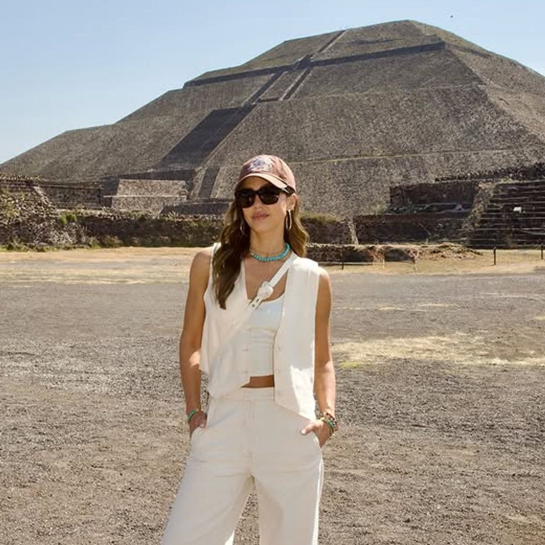 Jessica Alba explora las pirámides de Teotihuacán en México, mientras enfrenta su divorcio