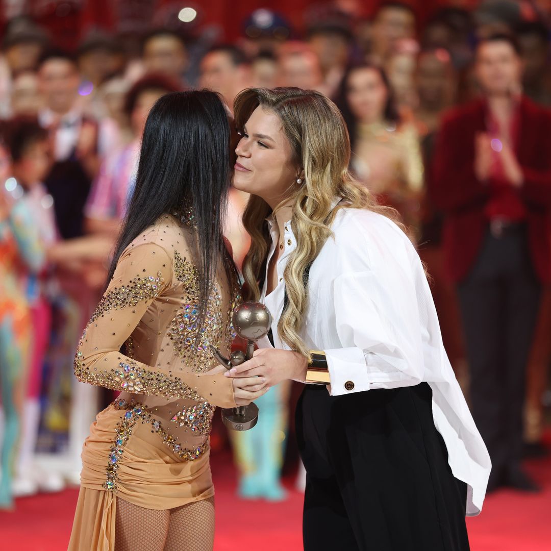 Camille Gottlieb posa con Soery Dell'Aqua durante la ceremonia de entrega de premios del 48.º Festival Internacional de Circo, el 20 de enero de 2026 en Mónaco, Mónaco. (Foto de Pascal Le Segretain/Getty Images)