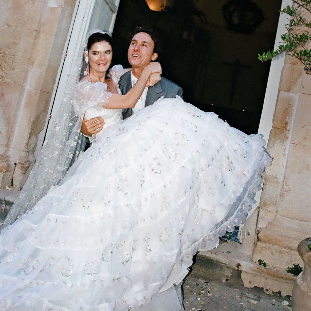 La felicidad de los recién casados, Luna y Leonardo, al salir por las puertas de la iglesia.