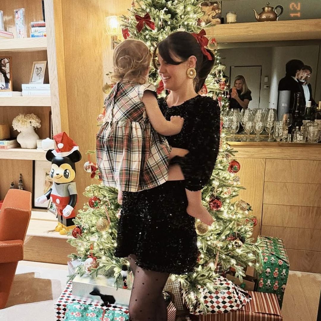 Isabelle Junot y su hija Philippa protagonizan una Nochebuena muy navideña entre lentejuelas y zapatos rojos