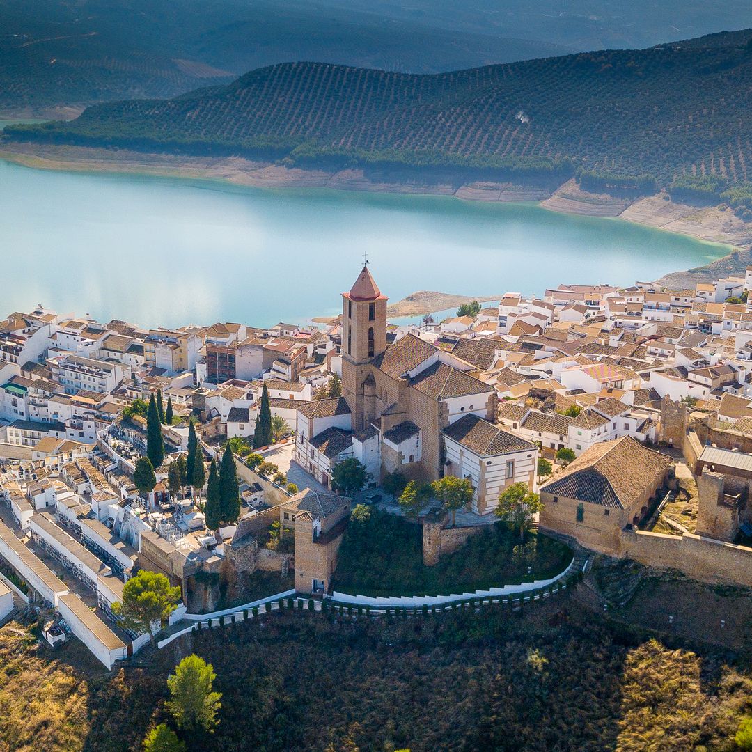 Córdoba más allá de la Mezquita: pueblos blancos, bodegas y castillos que merecen una escapada