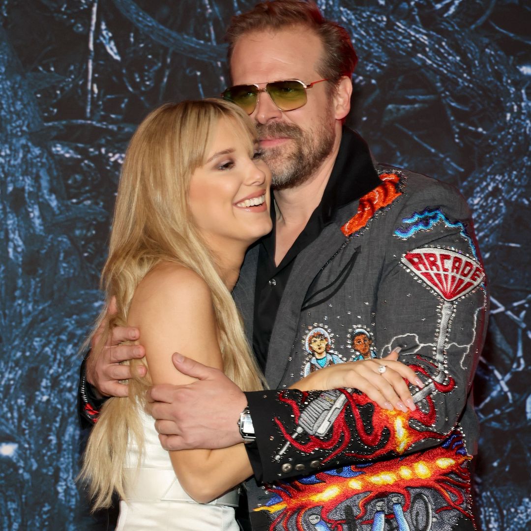 Millie Bobby Brown denuncia por acoso a David Harbour, su padre en 'Stranger Things': cómo afecta a la última temporada