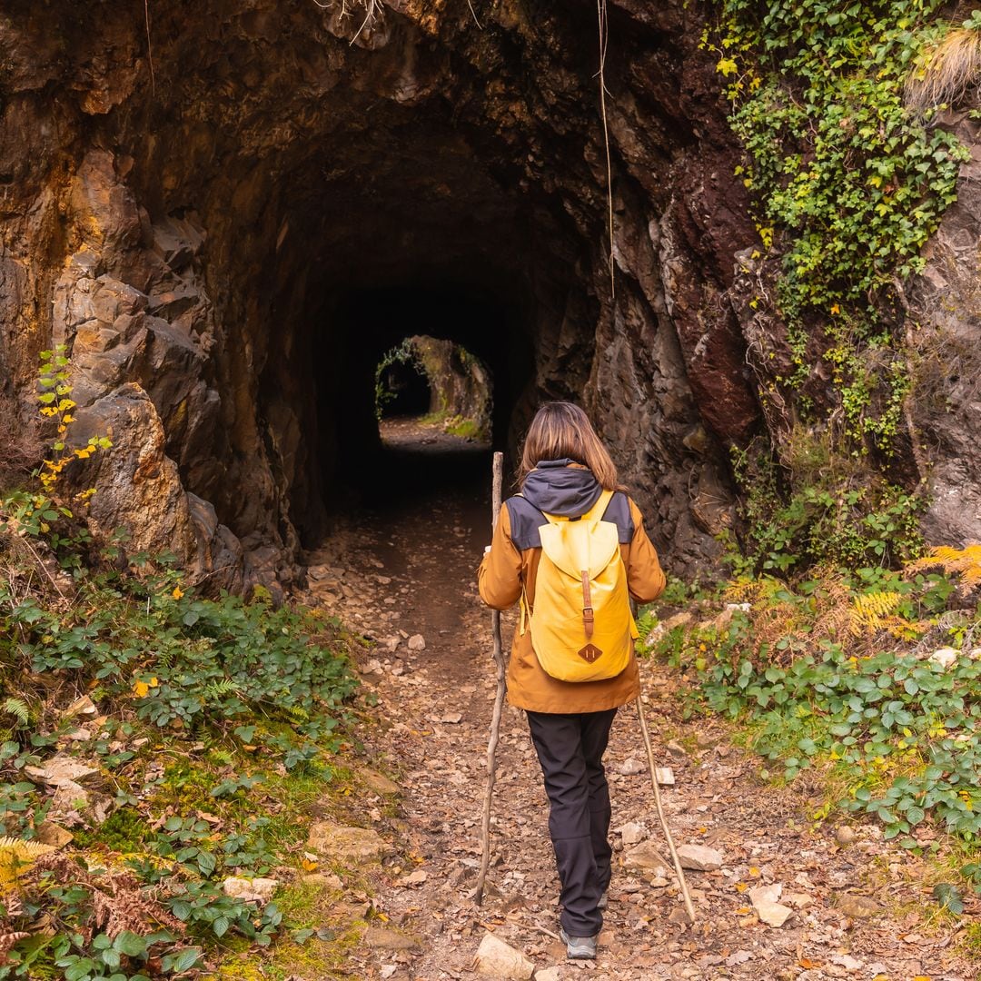 Túneles de antiguas minas en el monte Erlaitz, parque natural de Aiako Harria, guipúzcoa