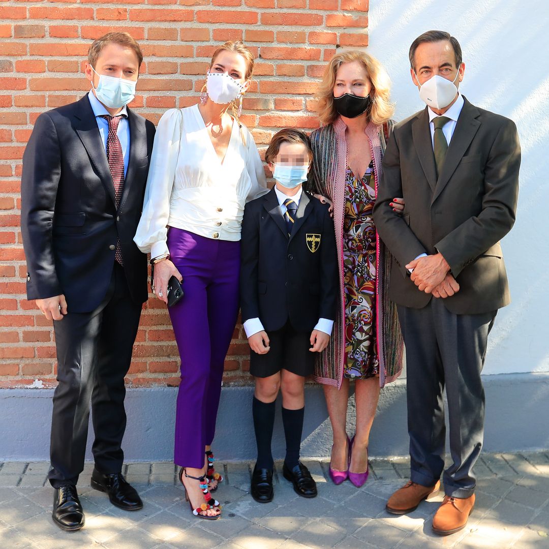 Amelia Bono y Manuel Martos en la primera comunión de su hijo Manuel, con José Bono y Ana Rodríguez entre los invitados
