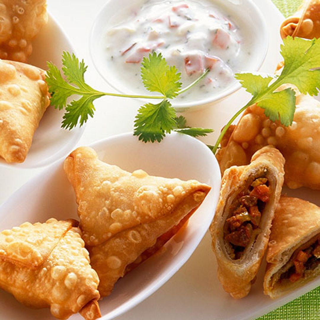Samosas de carne picada con salsa de yogur picante