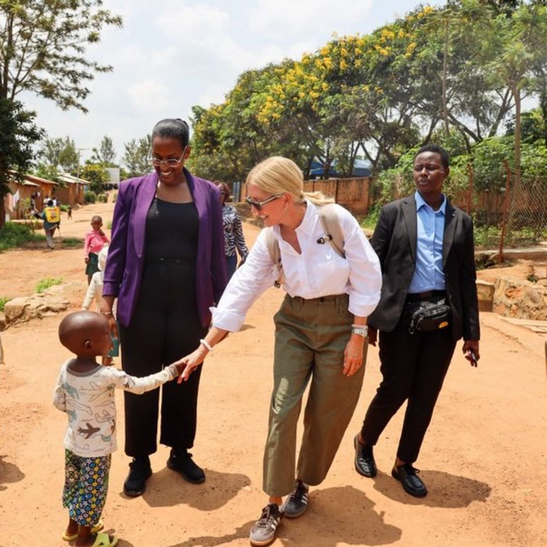 El solidario viaje de la princesa Marie-Chantal a Ruanda para ayudar a chicas refugiadas