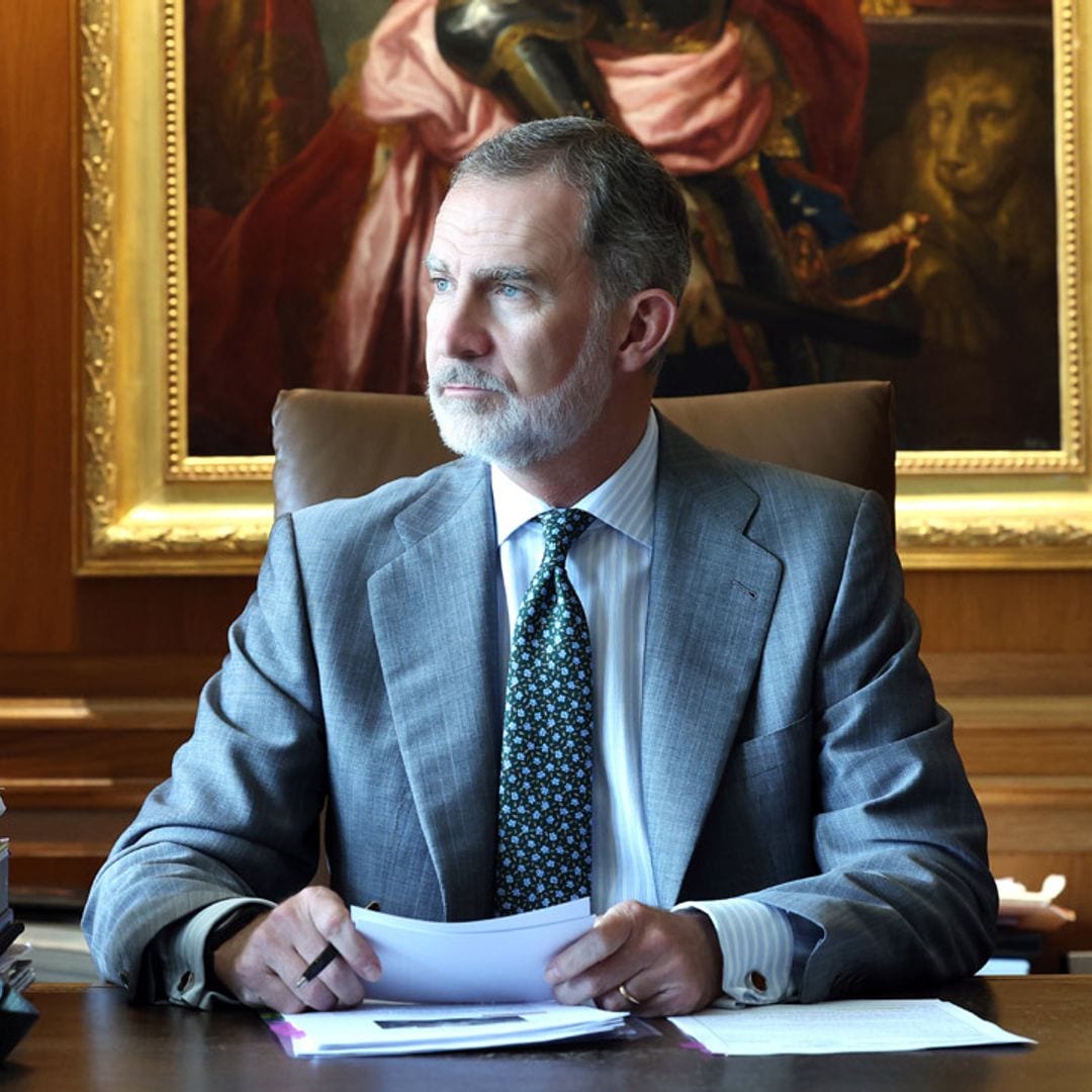 Nuevas fotos oficiales de Felipe VI en su despacho con motivo del décimo aniversario de su proclamación
