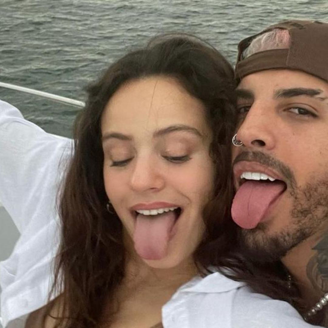 Rauw Alejandro se pronuncia entre sonrisas sobre su relación con Rosalía