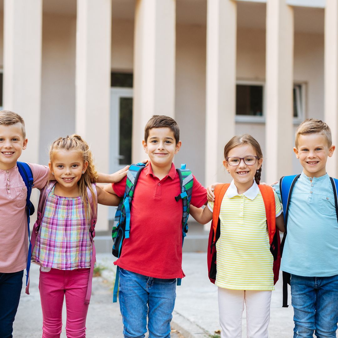 Qué ropa deben llevar tus hijos en la vuelta al cole: 11 prendas básicas que no faltan en nuestro armario