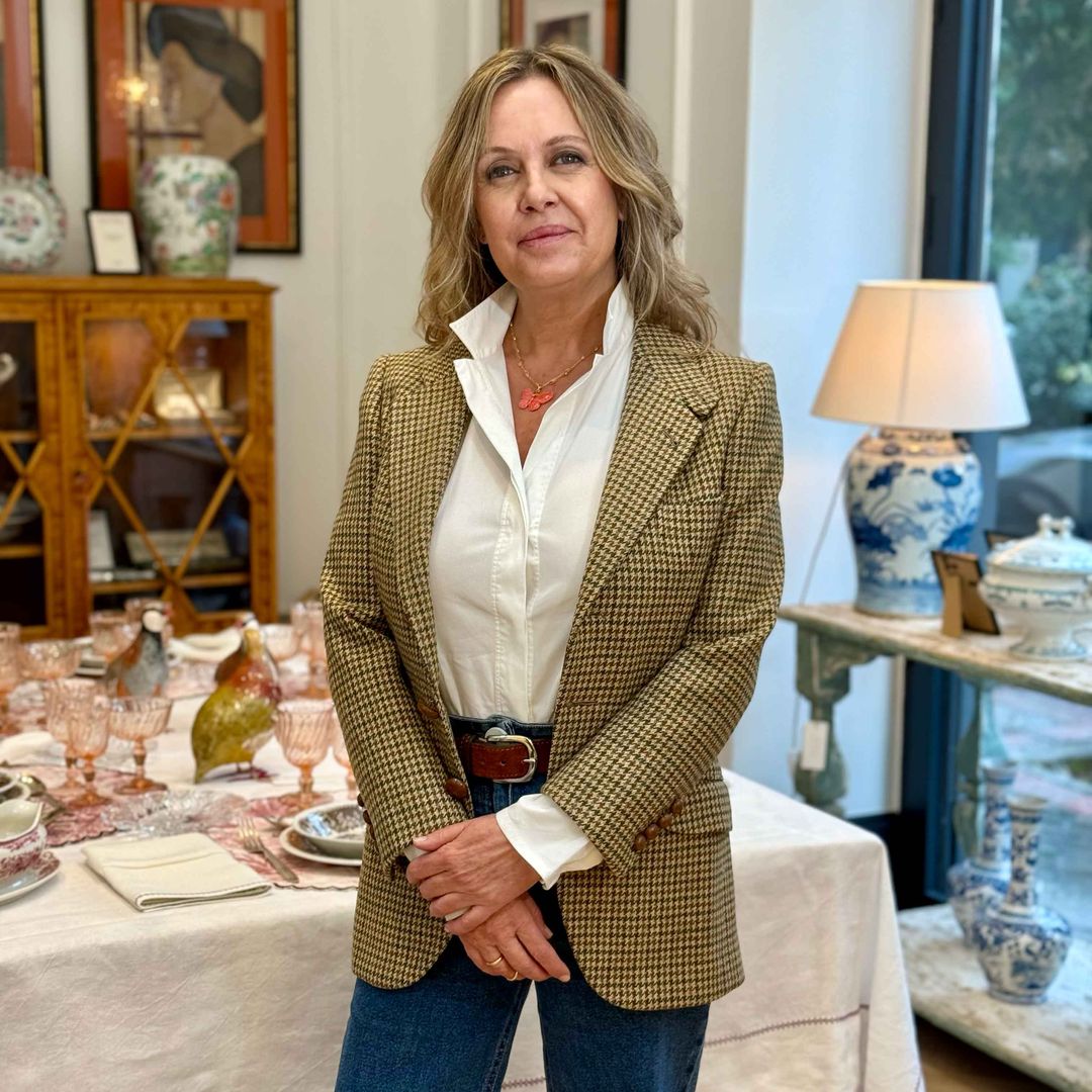 Beatriz Brunet, interiorista: “Poner más vajilla y copas de las necesarias, solo porque queda bonito, es uno de los errores más comunes en las mesas de Navidad”