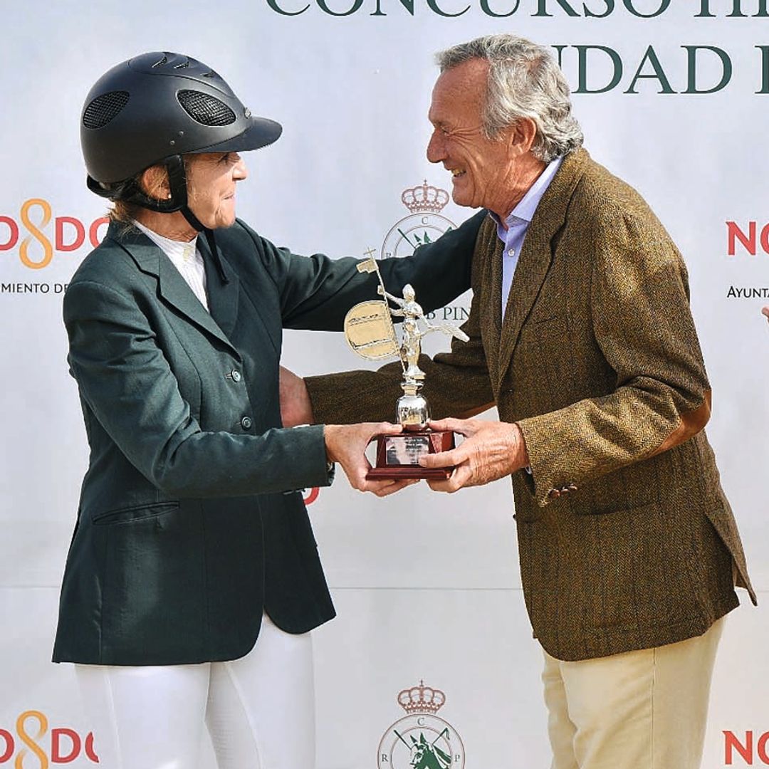 Recibiendo el homenaje de manos de su gran amiga la infanta Elena