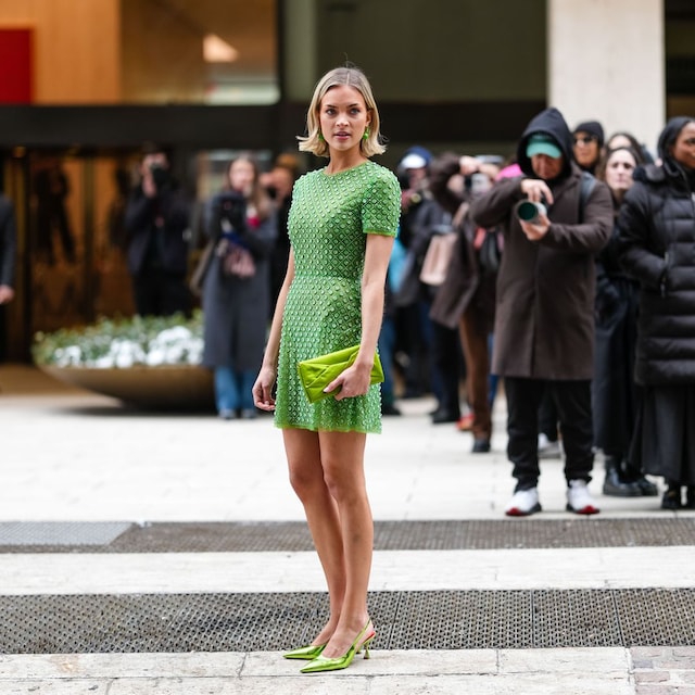 vestido corto verde con kitten heels