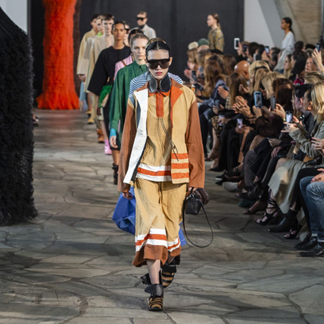 En vídeo: El desfile de Loewe, una colección para mujeres de alto impacto