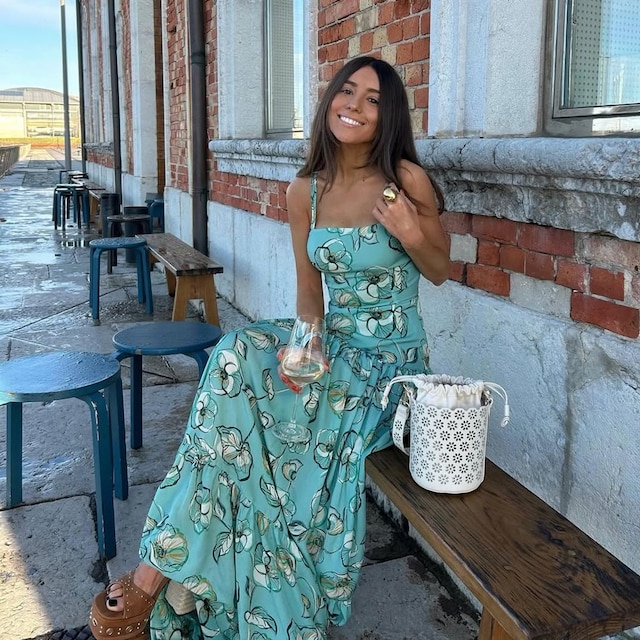 Influencer con look de invitada