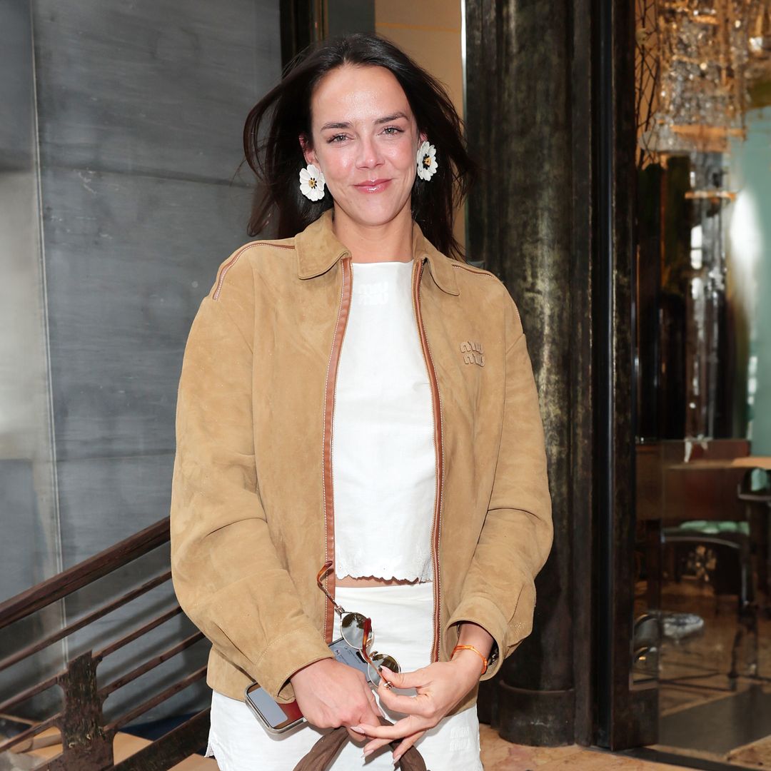 Pauline Ducruet recupera la minifalda con la que su madre, Estefanía de Mónaco, debutó en la música