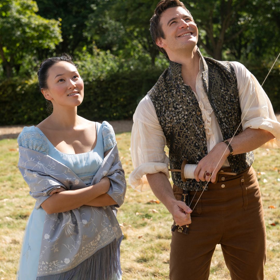 Yerin Ha como Sophie Baek, y Luke Thompson como Benedict Bridgerton en el episodio 403 de Los Bridgerton, serie