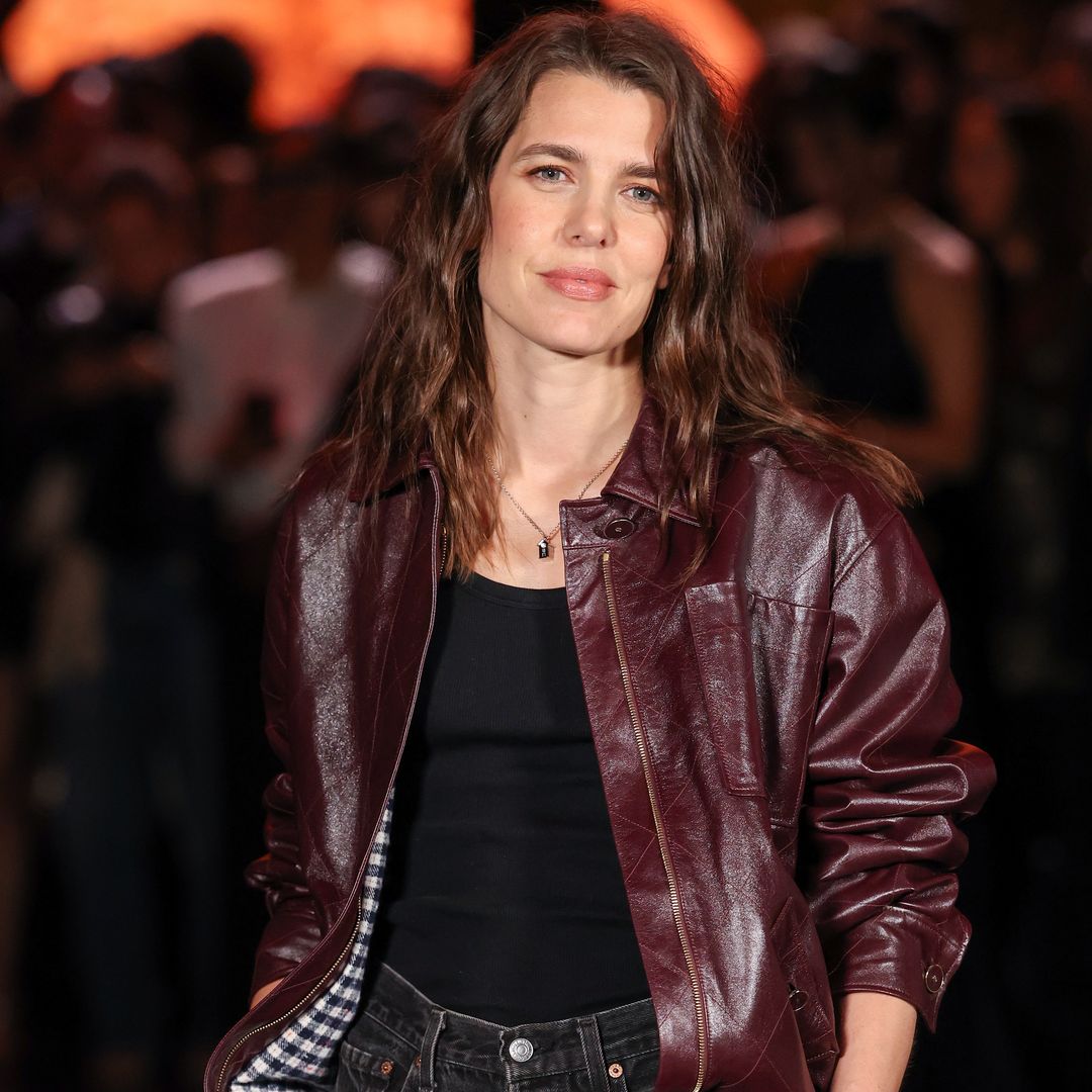 El 'look' más rockero de Carlota Casiraghi: con chamarra de cuero en París