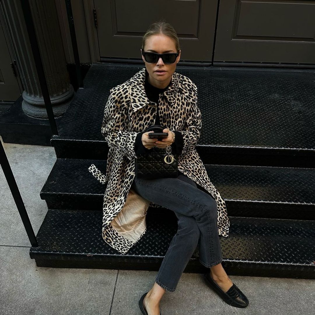 Plano medio de la influencer Claire Rose con abrigo animal print y vaqueros negros