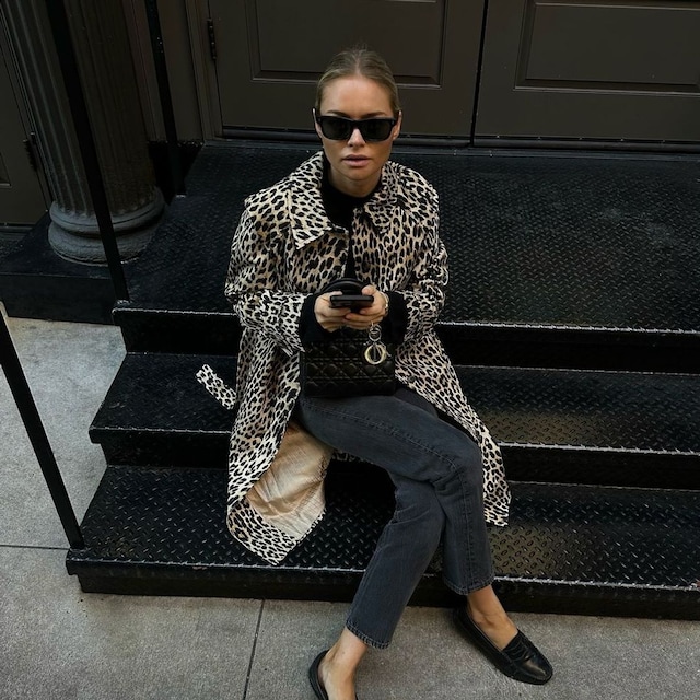 Plano medio de la influencer Claire Rose con abrigo animal print y vaqueros negros