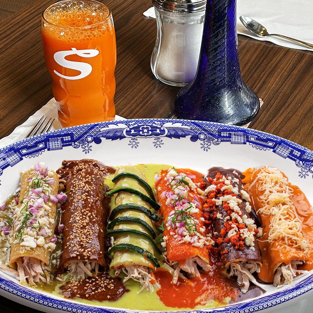 Al pedir el Platón de Enchiladas podrás degustar de 6 piezas de diferentes salsas.