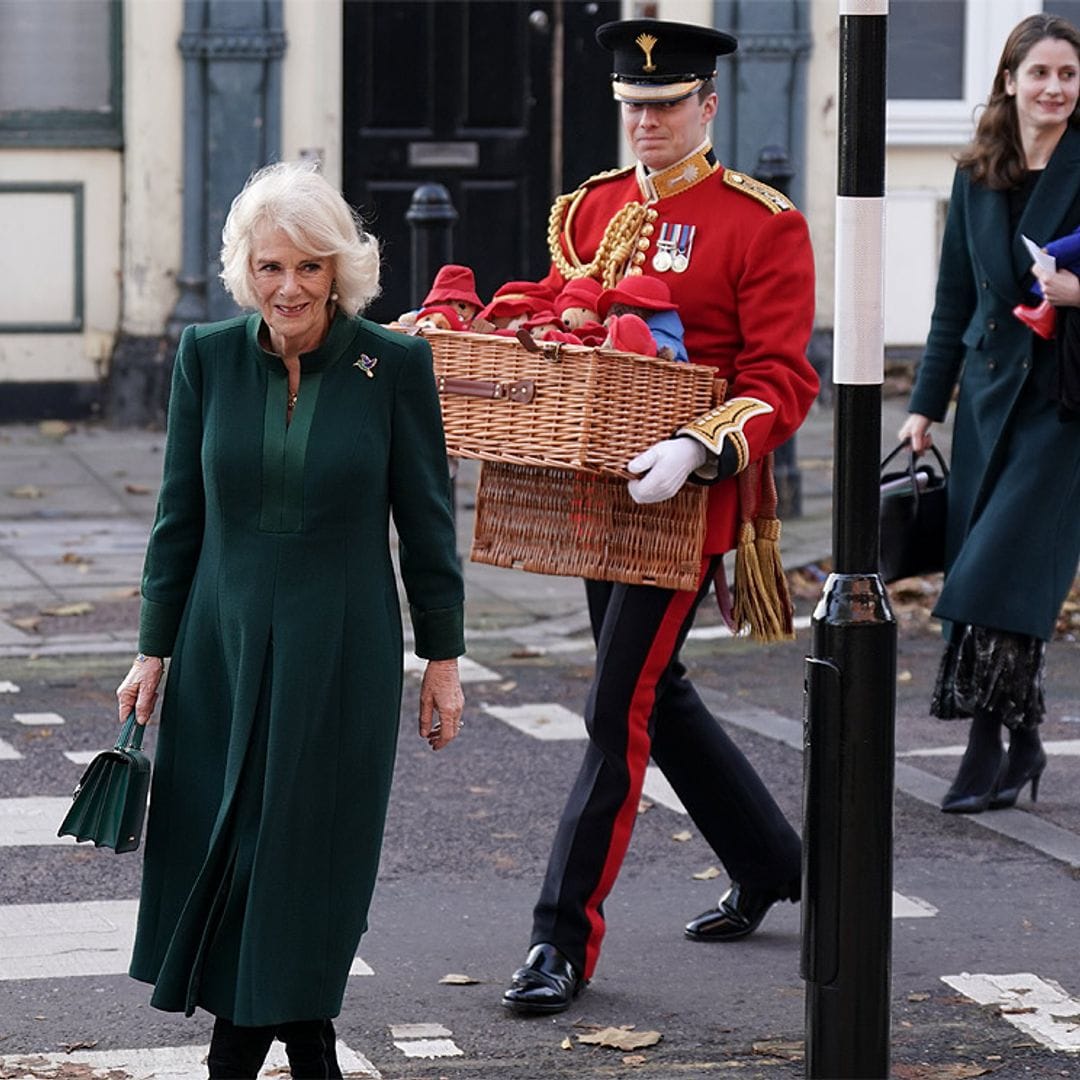 'Cuida de este oso': la reina Camilla hace entrega de los peluches de Paddington en honor a Isabel II