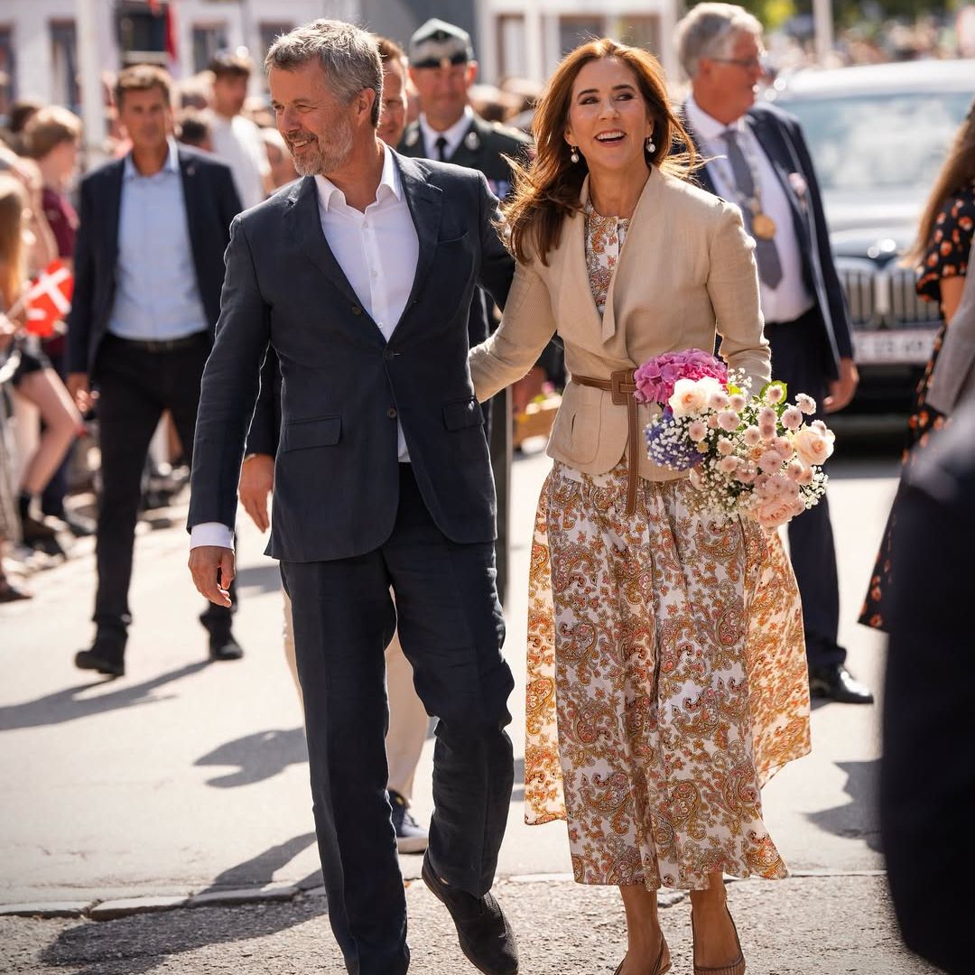 Mary de Dinamarca recicla su vestido estampado más bohemio del verano con zapato cómodo en su esperado regreso