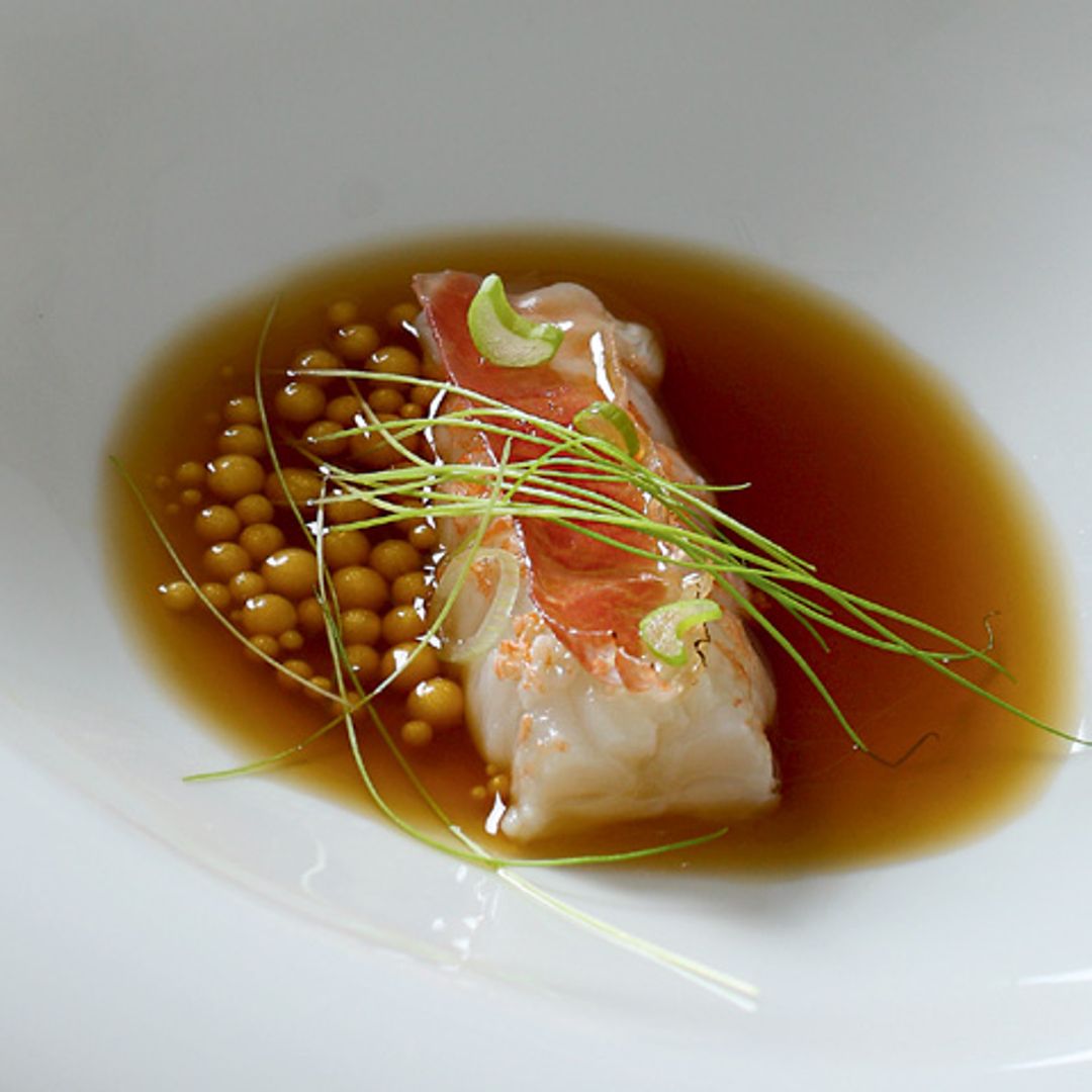 Cigala sobre caldo de cocido, perlas de jerez y jamón ibérico