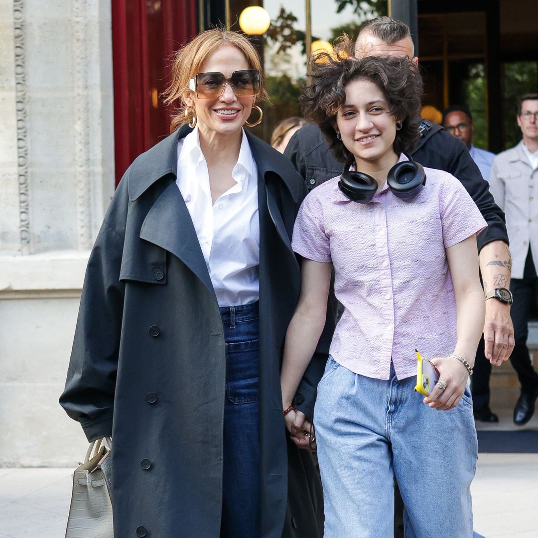 Emme, la hija de Jennifer Lopez, se convierte en la mejor acompañante de su madre para ir al teatro