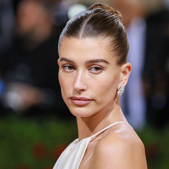 hailey baldwin parches ojos rutina belleza