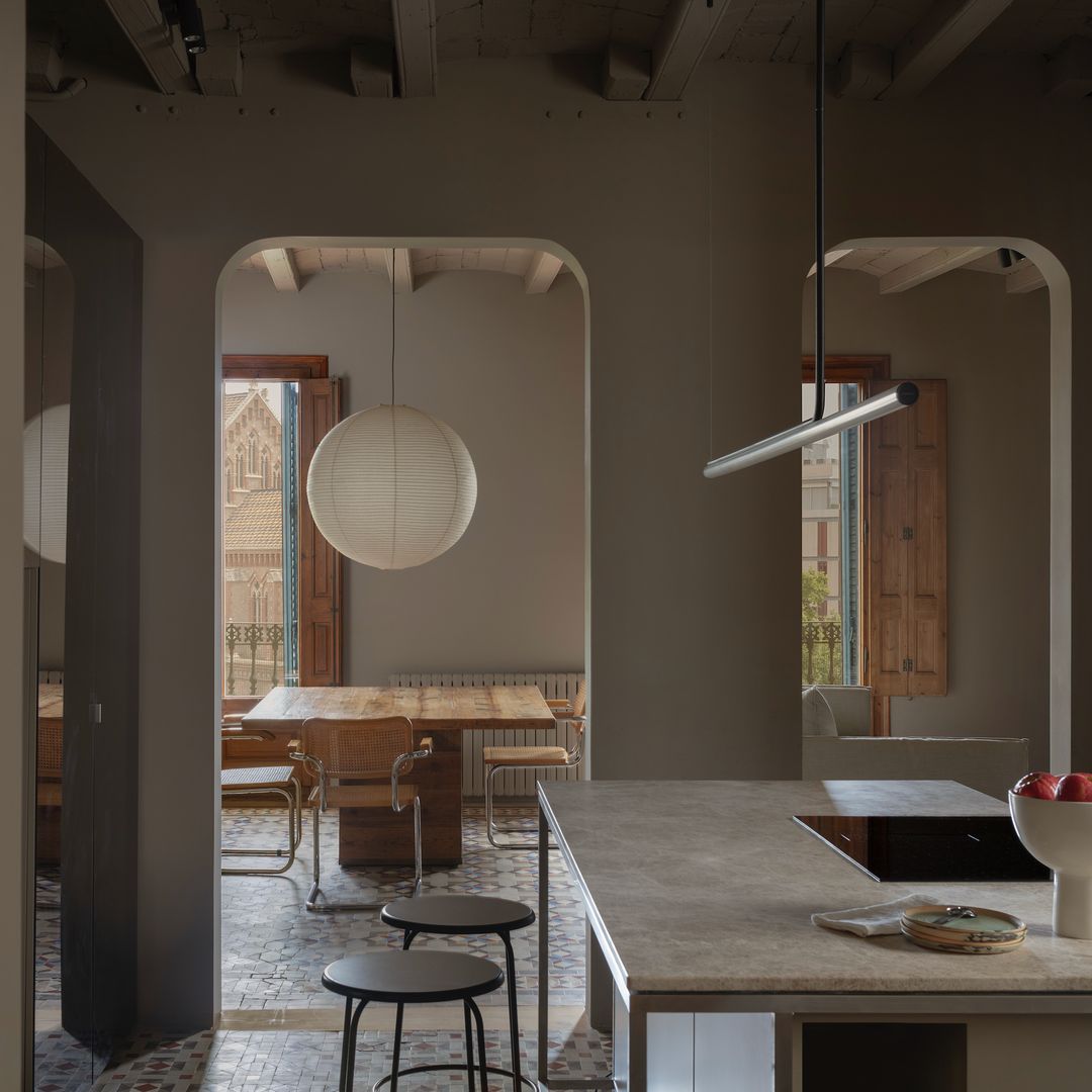 De vivienda antigua a hogar contemporáneo: cómo una reforma convierte este piso del Eixample en un espacio ideal para una familia numerosa