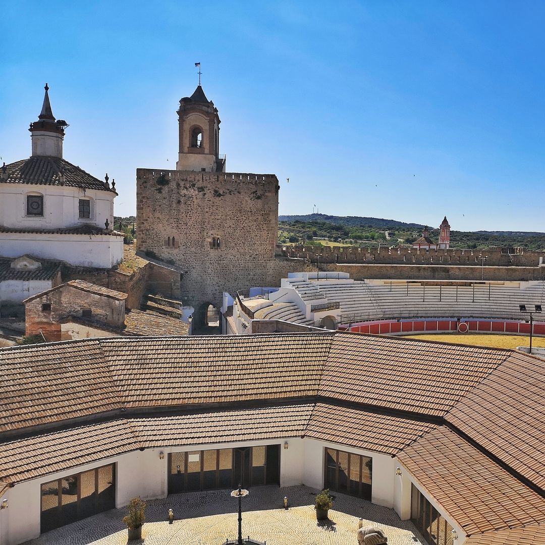 Así es el pueblo extremeño que presume de una plaza de toros dentro de un castillo y, por supuesto, de exquisito jamón