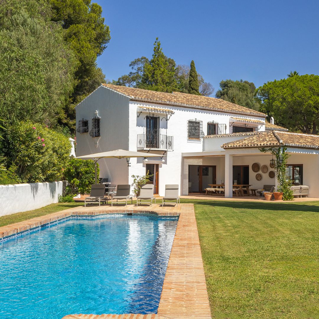 Cómo una reforma convirtió una casa andaluza de 466 m² en un refugio mediterráneo con cocina abierta al jardín y porche para comidas largas