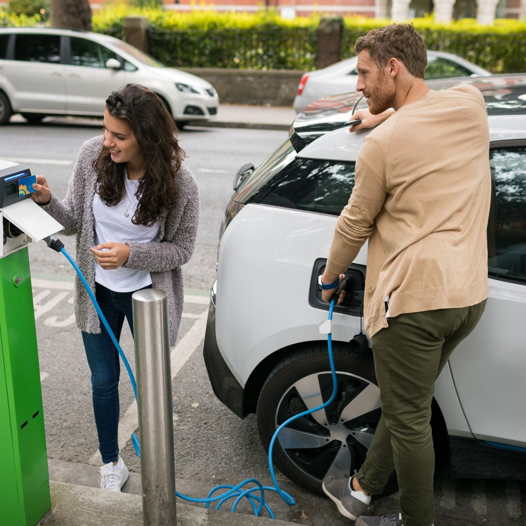 16 errores que pueden arruinar tu coche híbrido o eléctrico este verano y cómo evitarlos