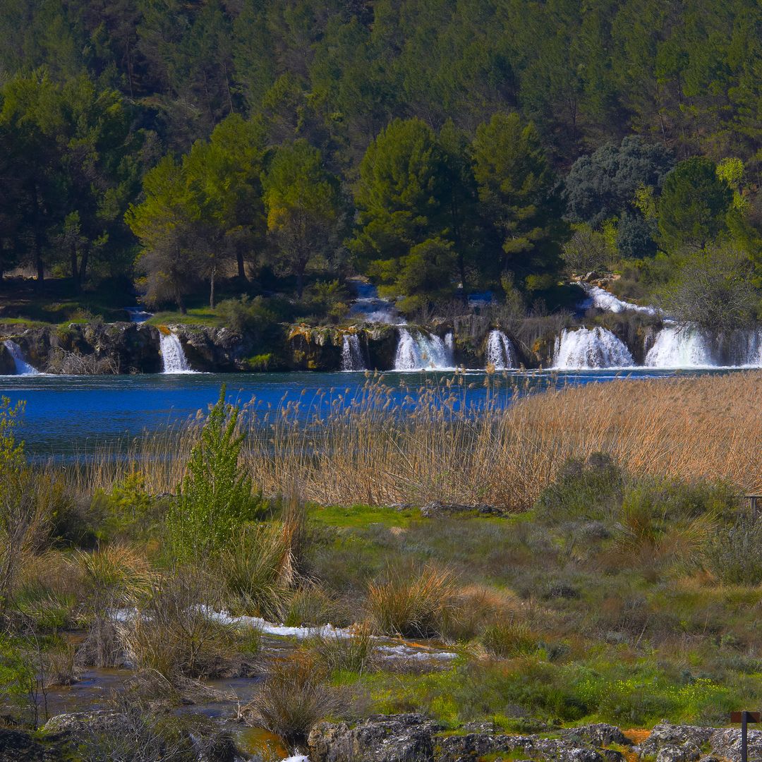 Cascadas, aguas turquesa y playas naturales: el paraíso escondido de La Mancha a solo 2 horas de Madrid