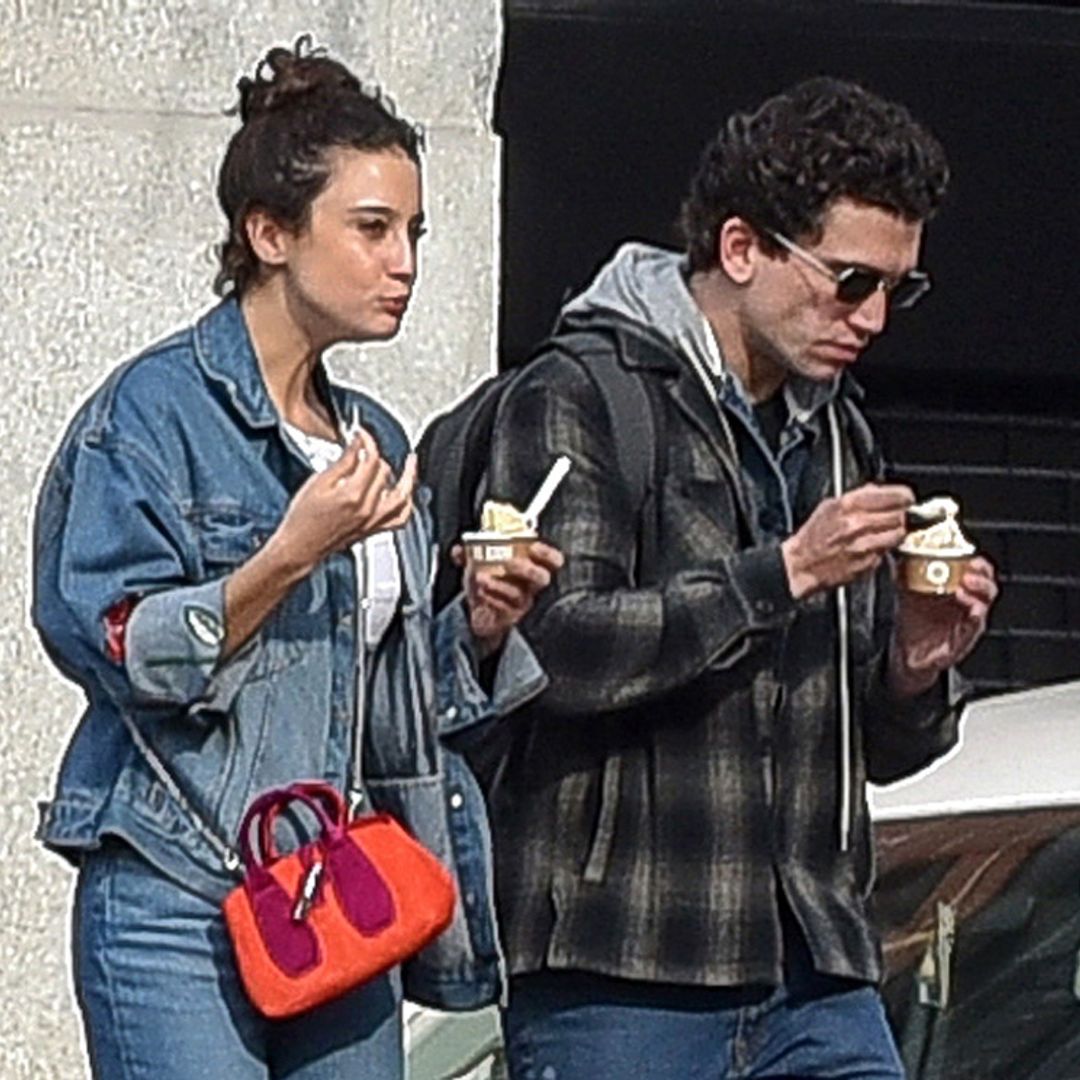 El plan romántico de María Pedraza y Jaime Lorente: paseo en moto, helados y confidencias por Madrid