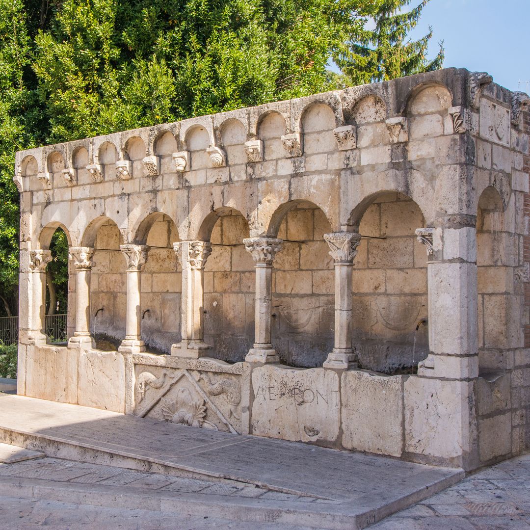 Isernia, capital samnita antes de ser romana, con la Fontana Fraterna- Italia