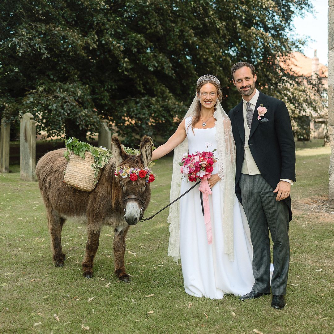 EXCLUSIVA. Entramos en la boda real de Lady Marina Windsor, nieta de los duques de Kent: un 'sí, quiero' entre perros, un burro y un sentido homenaje