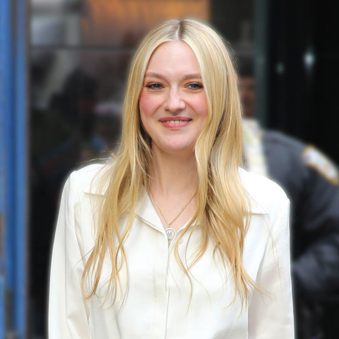 Vuelve la falda-pareo y ahora se lleva con el truco de Dakota Fanning en Nueva York