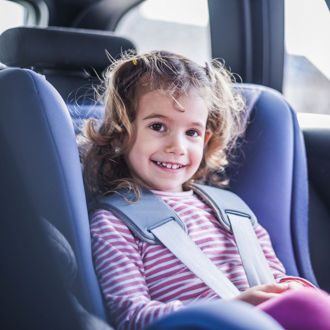 Por qué nunca debes ponerle el abrigo a tu hijo en la silla del coche y otros 5 fallos que convierten el cinturón en un peligro