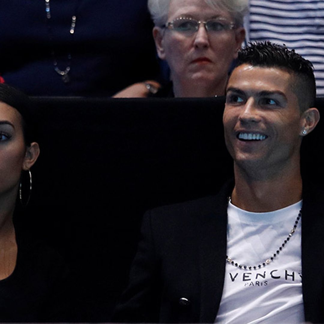 Besos, risas y hasta un 'pelotazo'... Georgina y Cristiano disfrutan de una frenética jornada en el tenis