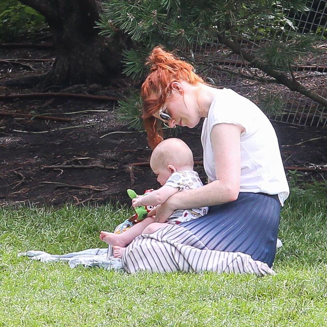 Rose Leslie, (Ygritte en 'Juego de Tronos') y su bebé: extra de mimos y diversión en el parque
