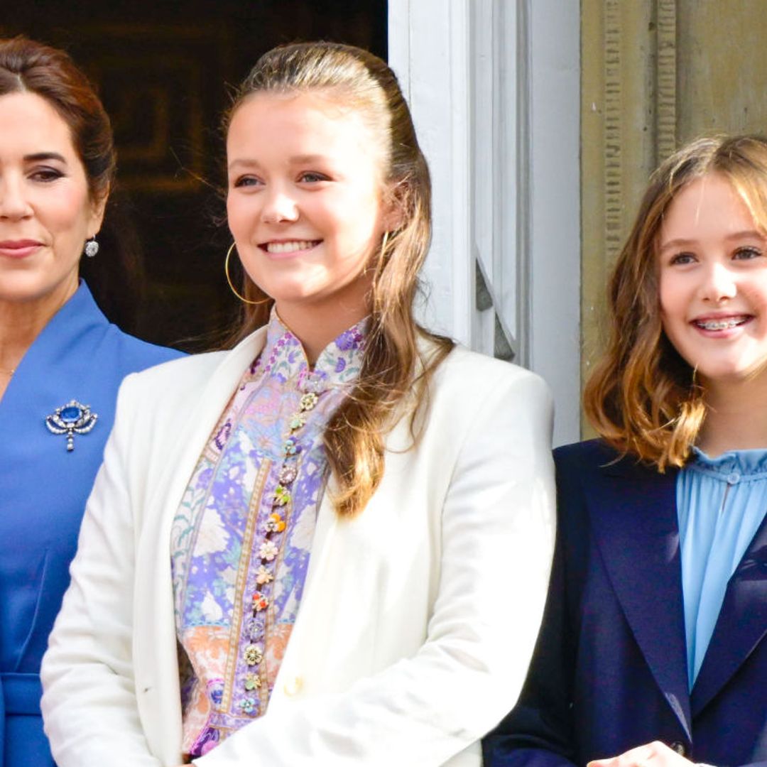 Mary de Dinamarca, fabulosa con un vestido-abrigo mientras sus hijas apuestan por el pantalón