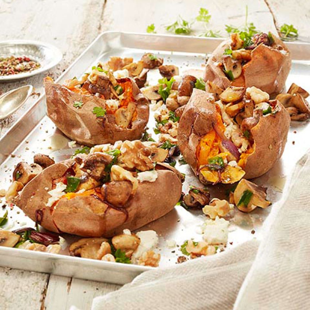 Patatas rellenas de champiñones, nueces y queso feta