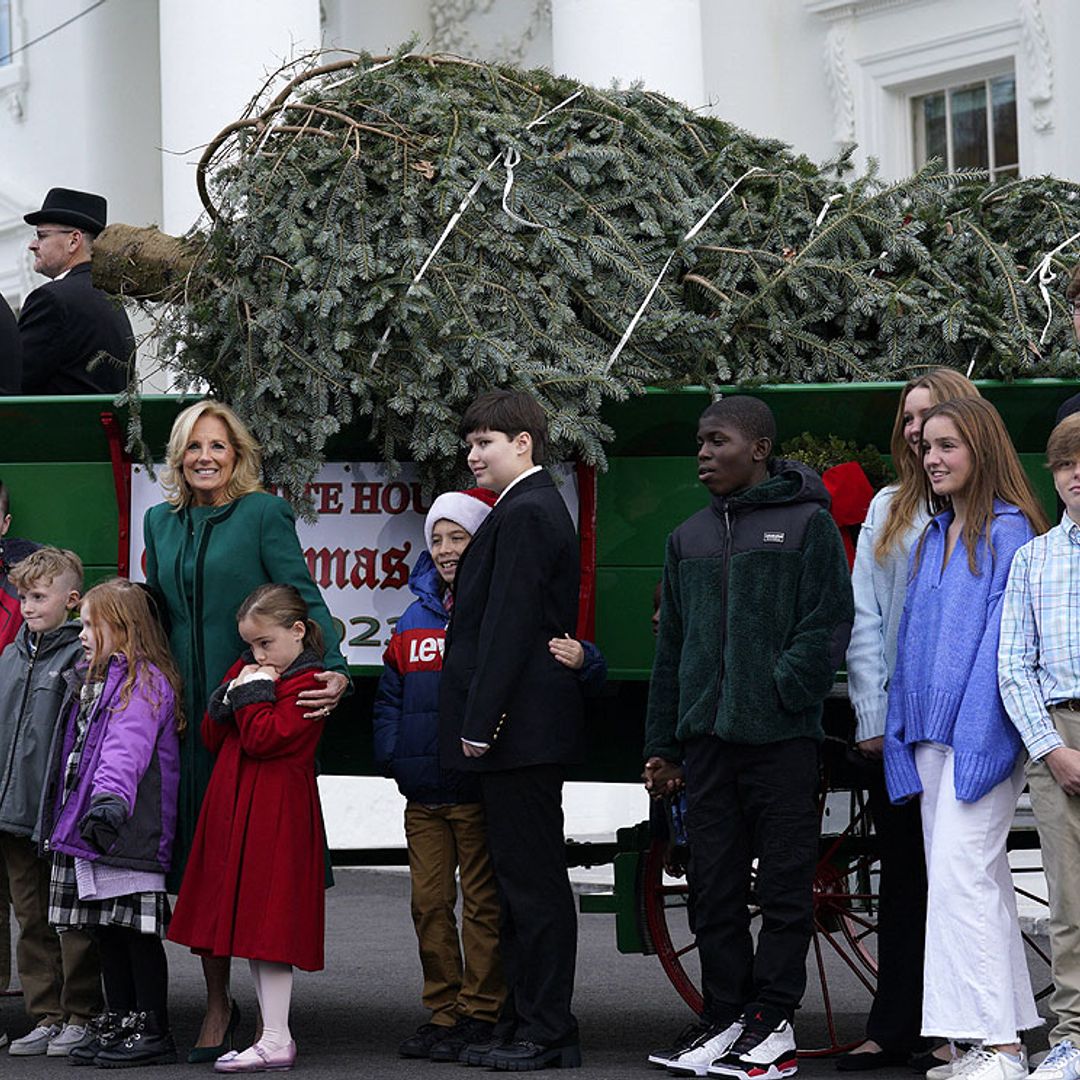 Jill Biden da la bienvenida a la Navidad en la Casa Blanca con un abeto de ¡cinco metros y medio!