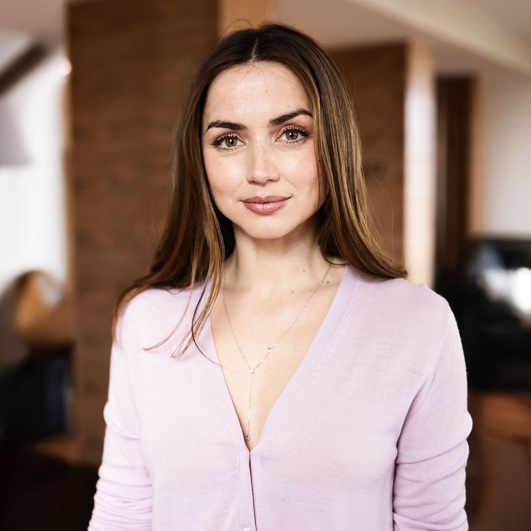 Ondas effortless y maquillaje natural: las claves de belleza de Ana de Armas en la promoción de 'Ballerina'