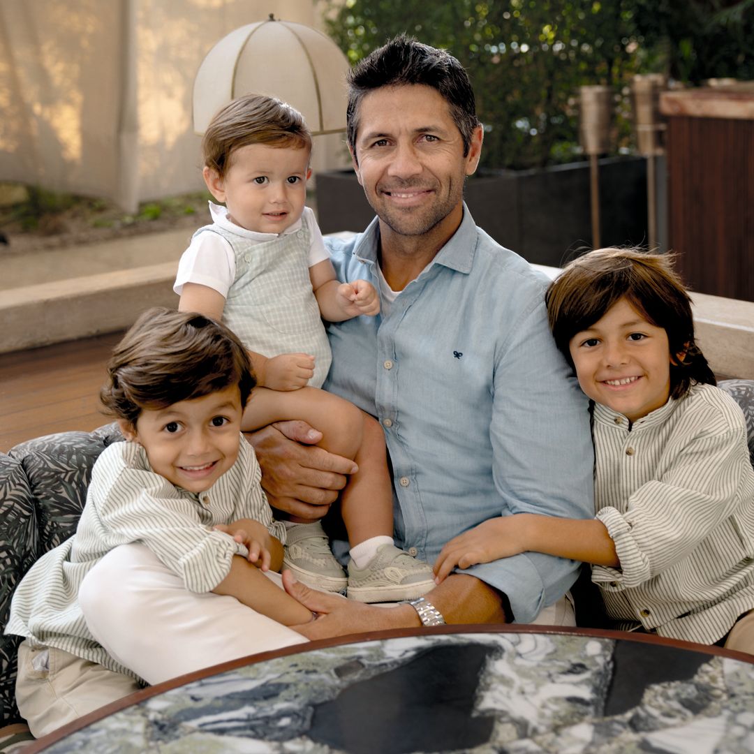 Fernando Verdasco con sus tres pequeños sentados en una mesa